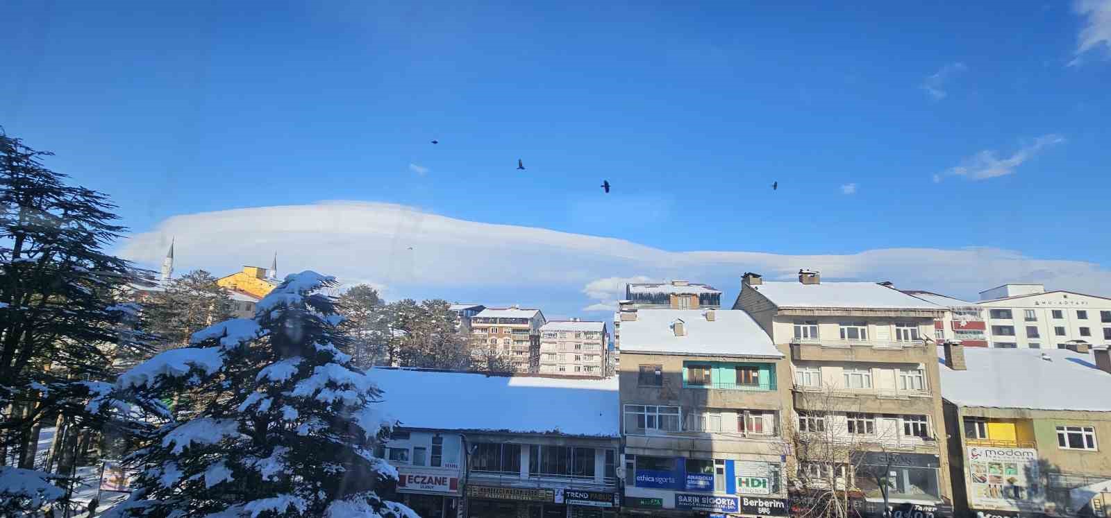 Tatvan semalarında görsel şölen: Devasa mercek bulutu hayran bıraktı