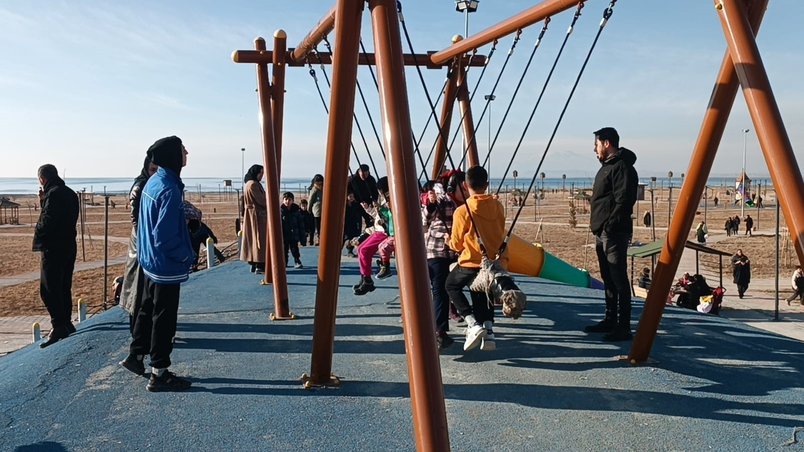 Çocuklar parklarda güneşli havanın tadını çıkardı