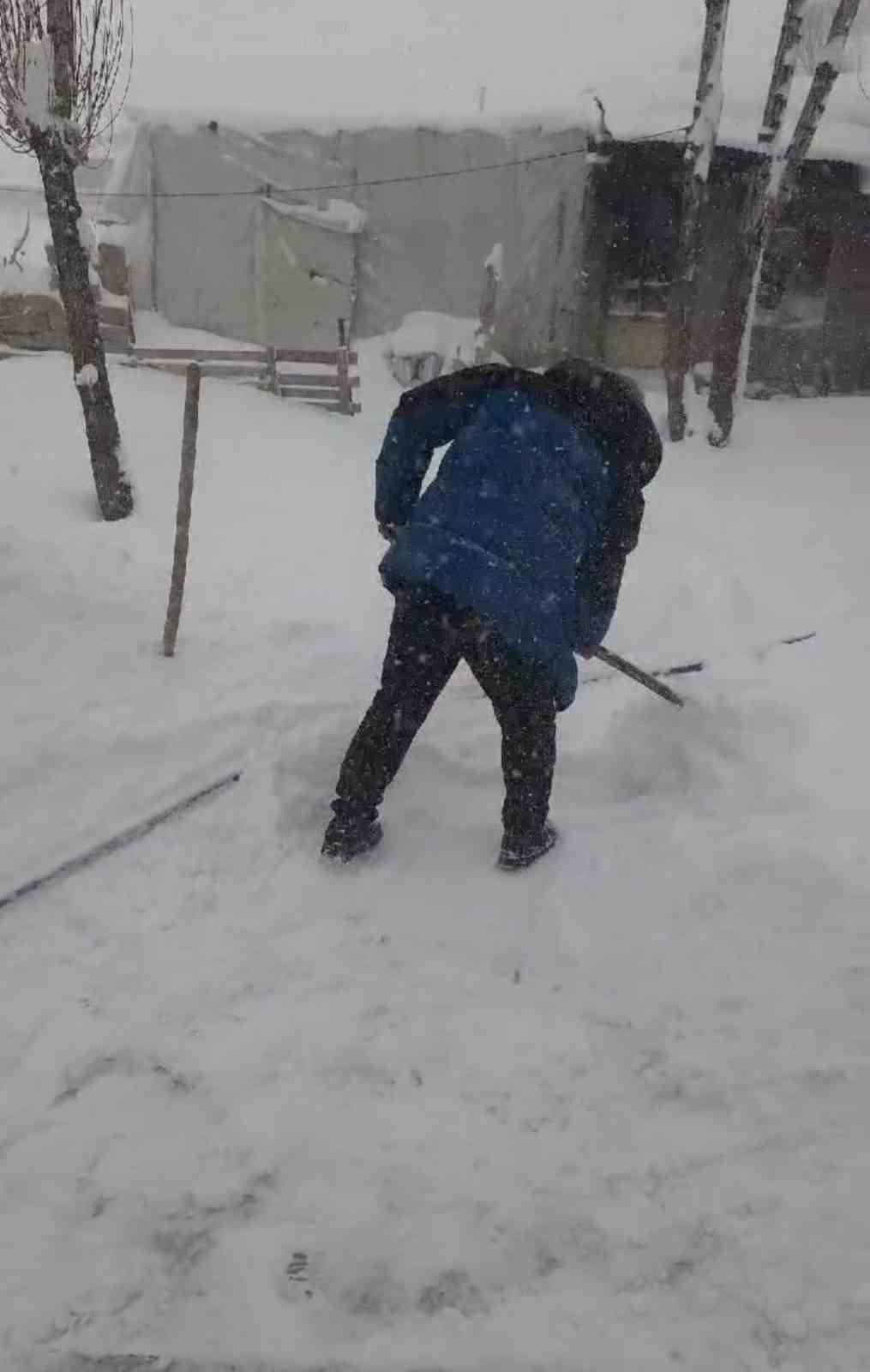 Özalp’te termometreler eksi 24 dereceyi gördü