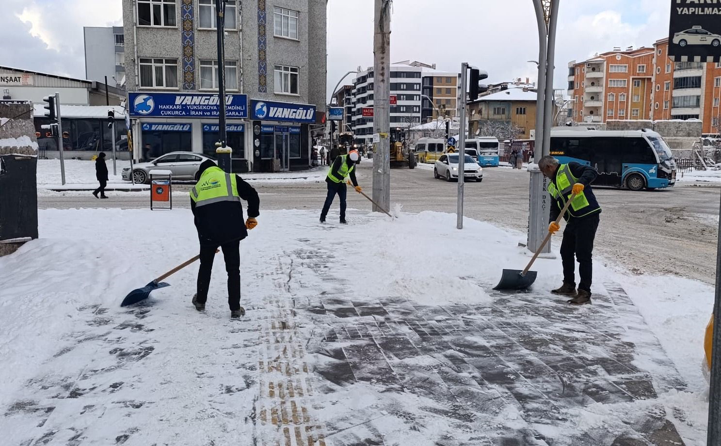 Van’da karla mücadele çalışmaları sürüyor