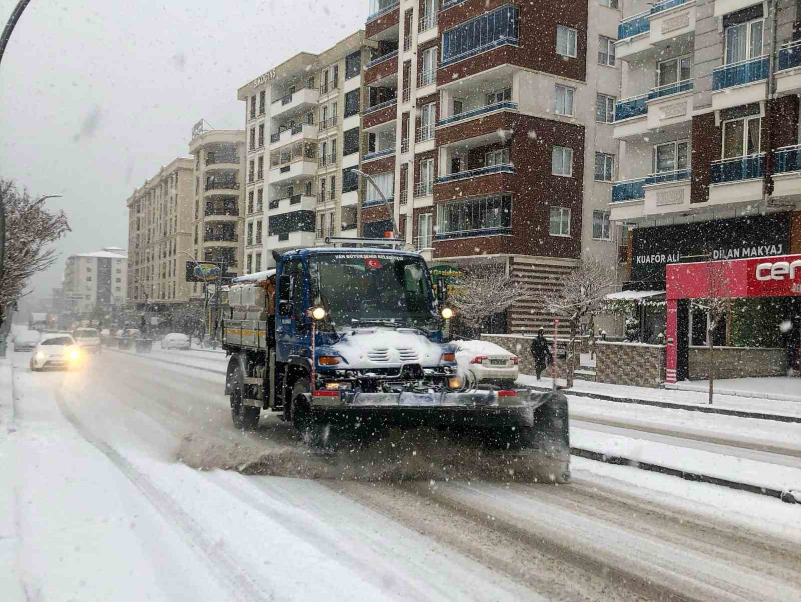 Van’da karla mücadele çalışmaları sürüyor