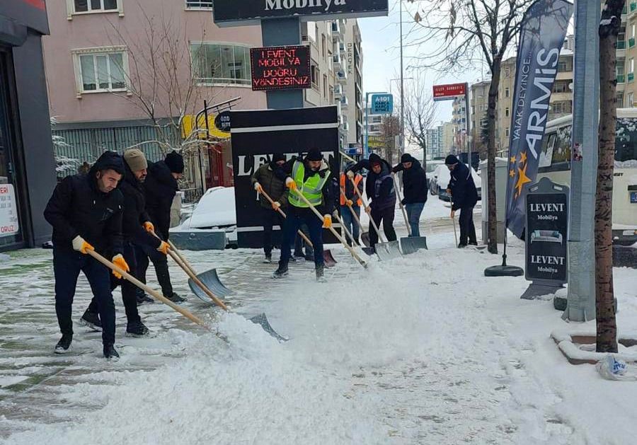 Van’da karla mücadele çalışmaları sürüyor