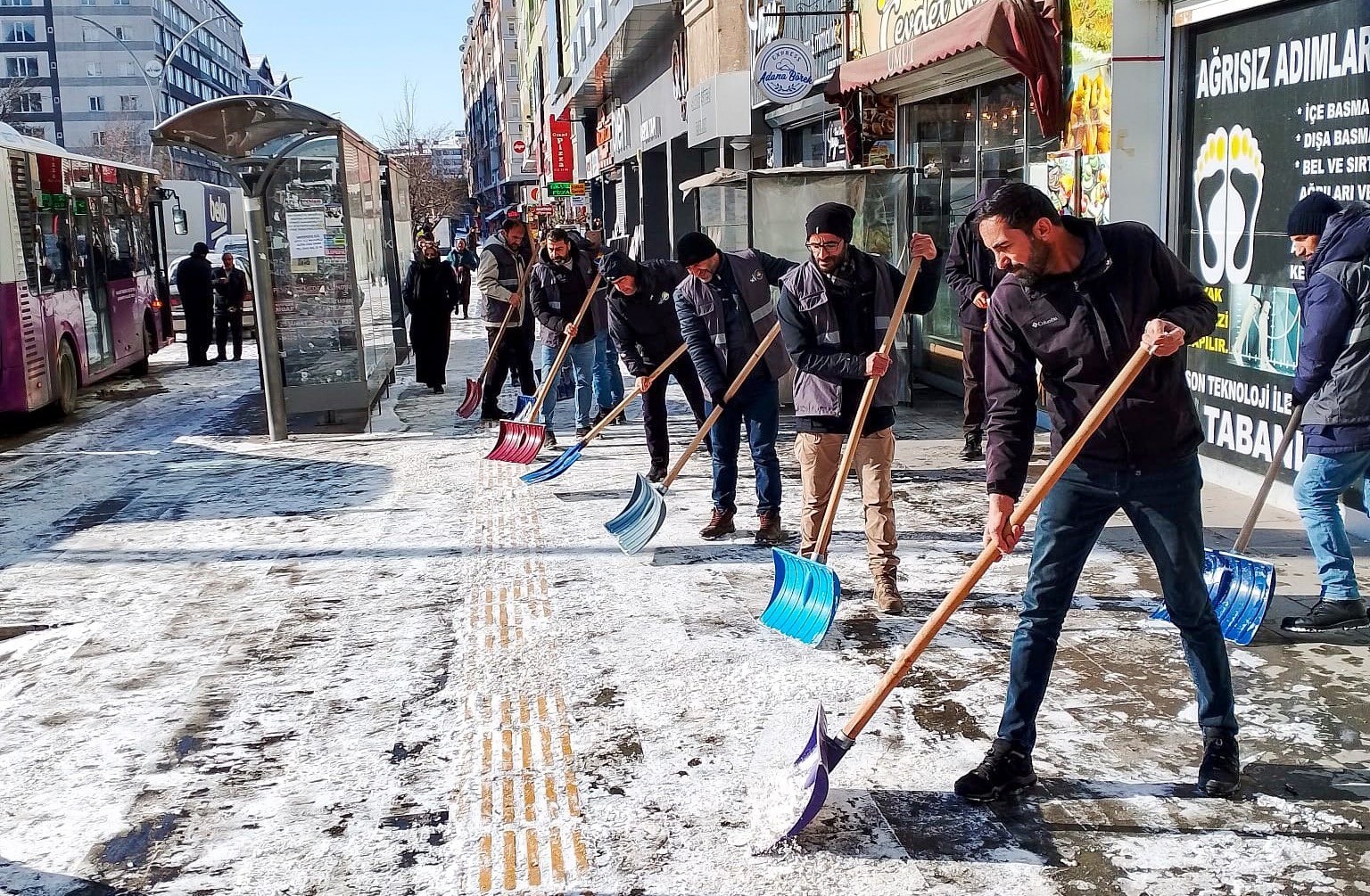 Van Büyükşehir Belediyesi’nin kar mesaisi