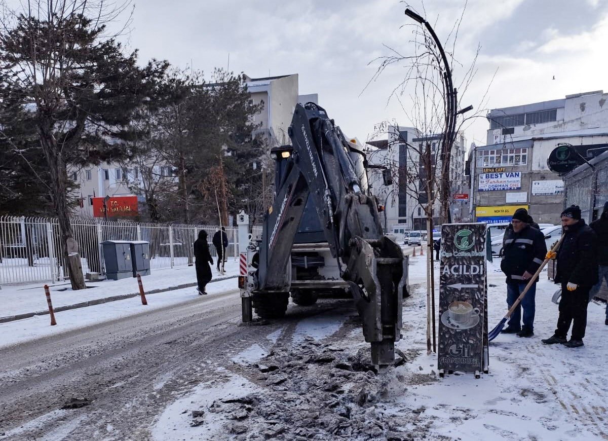 Van Büyükşehir Belediyesi’nin kar mesaisi