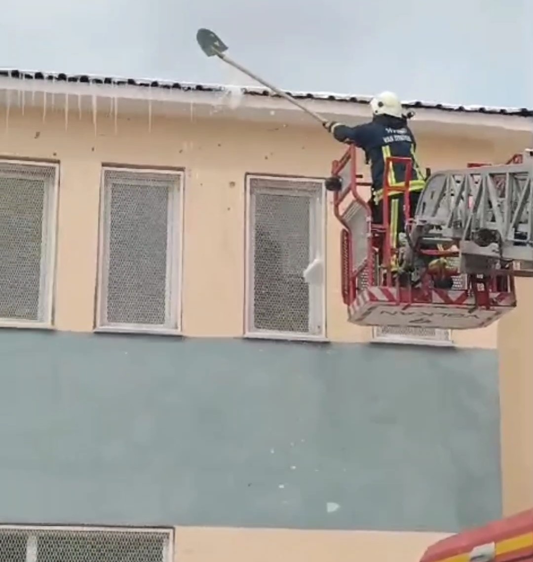 Van’da çatılarda tehlike saçan buz sarkıtları temizlendi