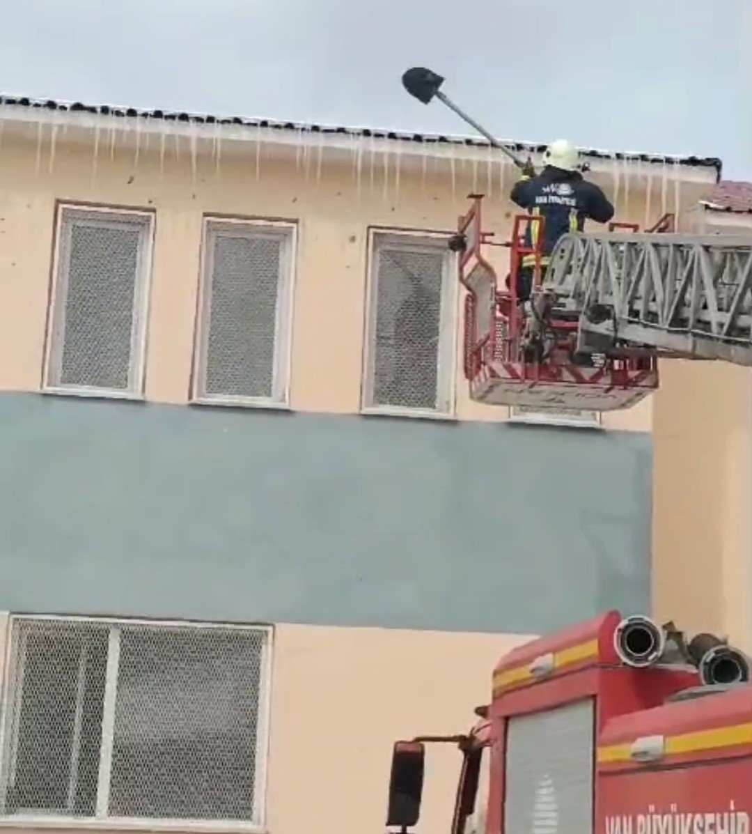 Van’da çatılarda tehlike saçan buz sarkıtları temizlendi