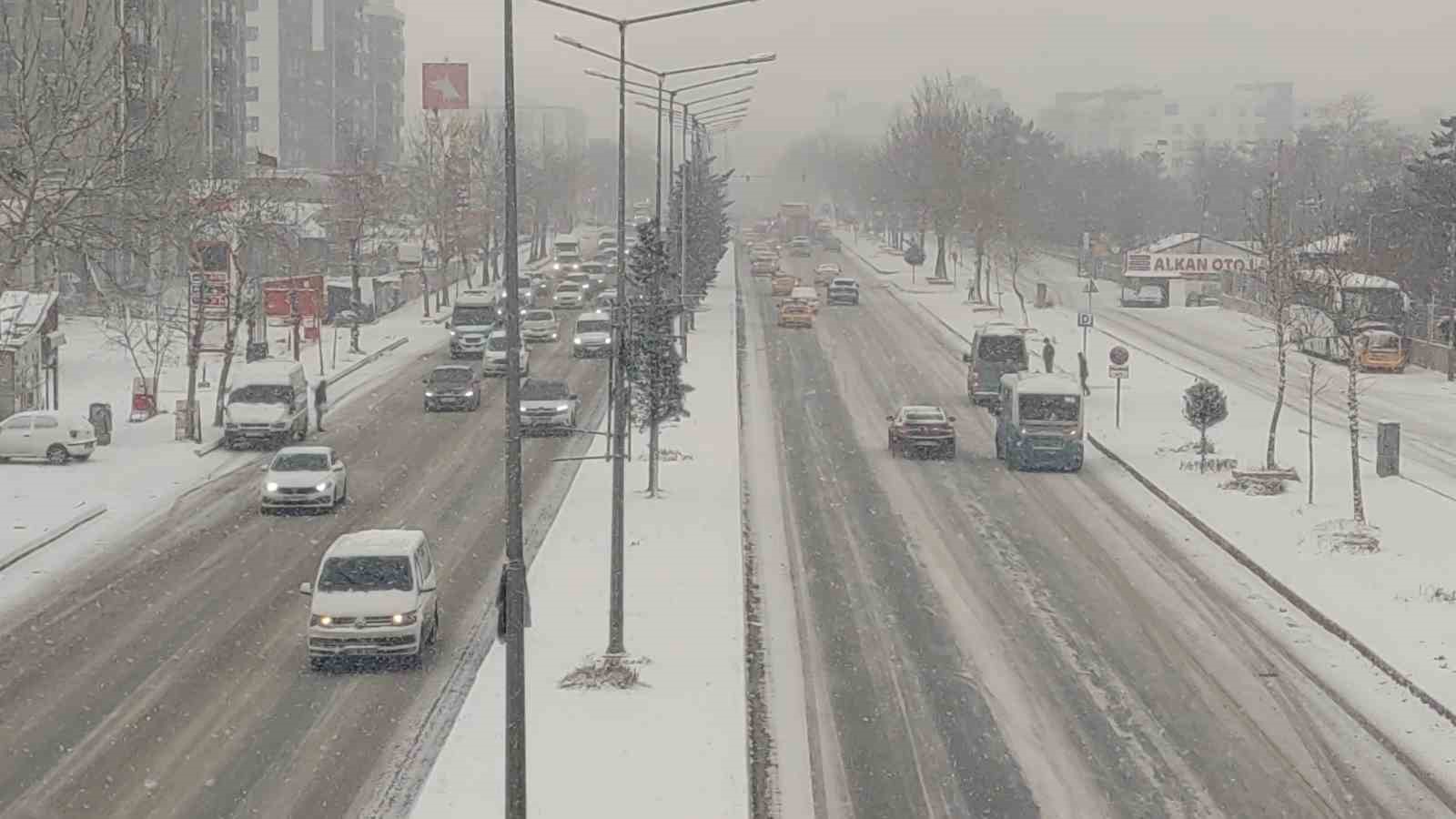 Van’da kar yağışı ve sis etkili oldu