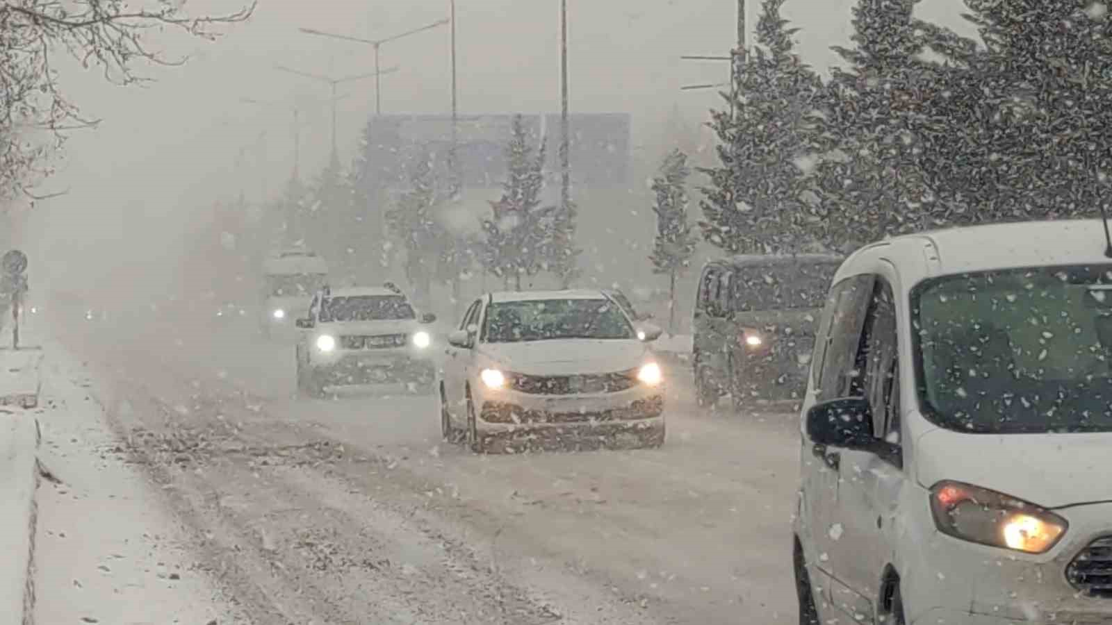 Van’da kar yağışı ve sis etkili oldu