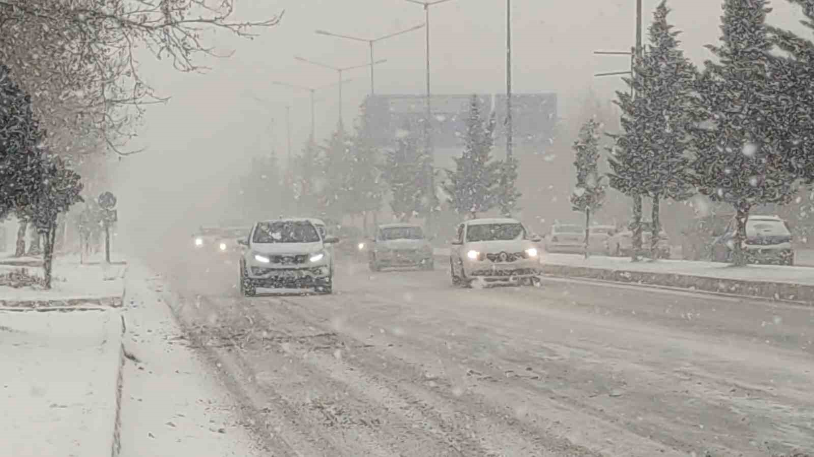 Van’da kar yağışı ve sis etkili oldu