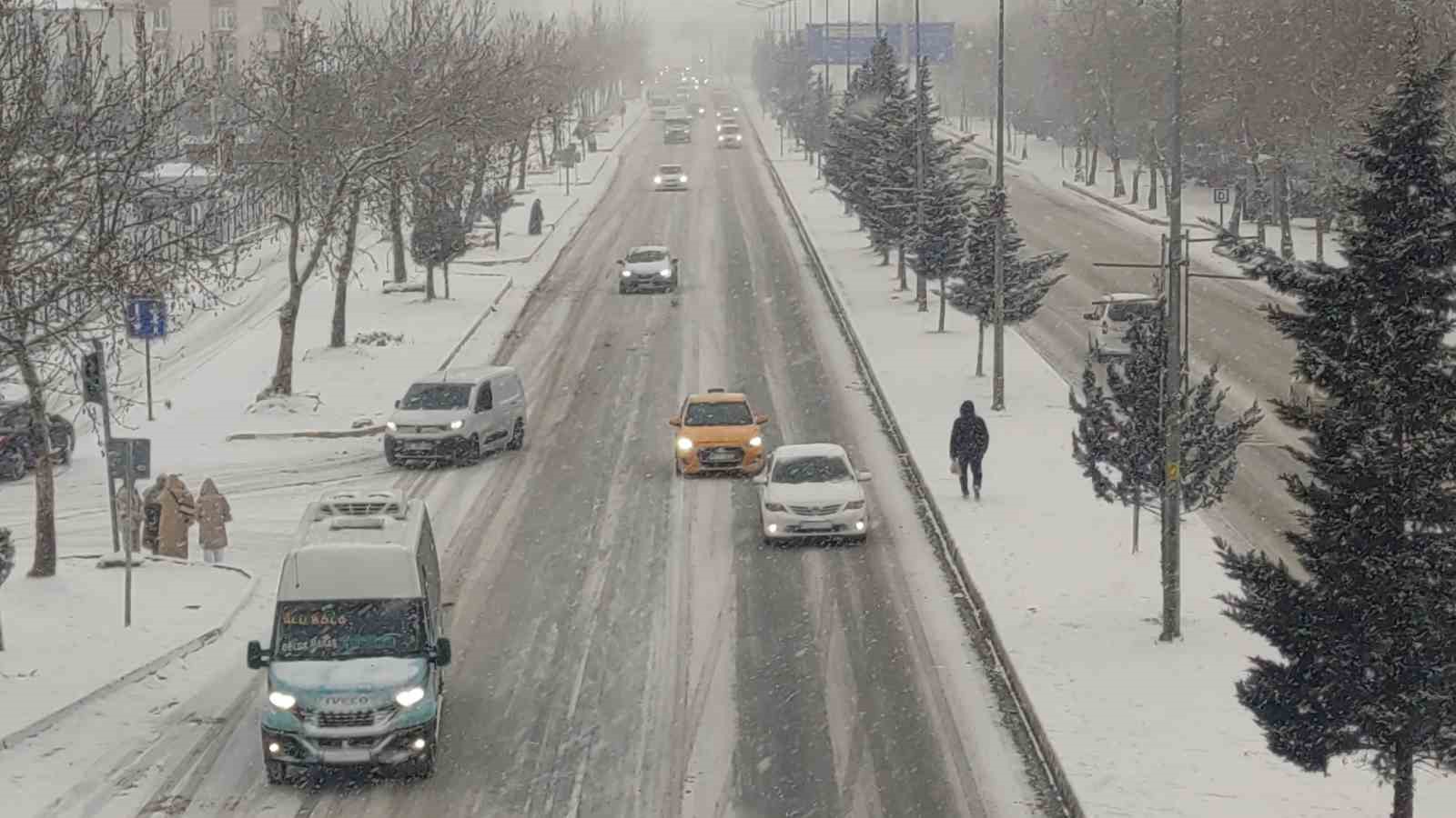 Van’da kar yağışı ve sis etkili oldu