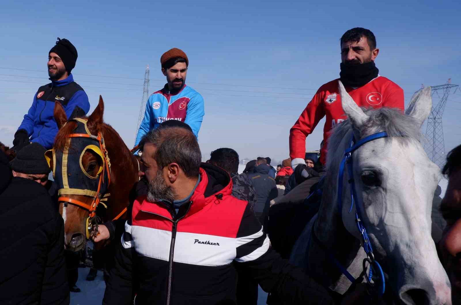 Kar üstündeki at yarışında yürekler ağza geldi