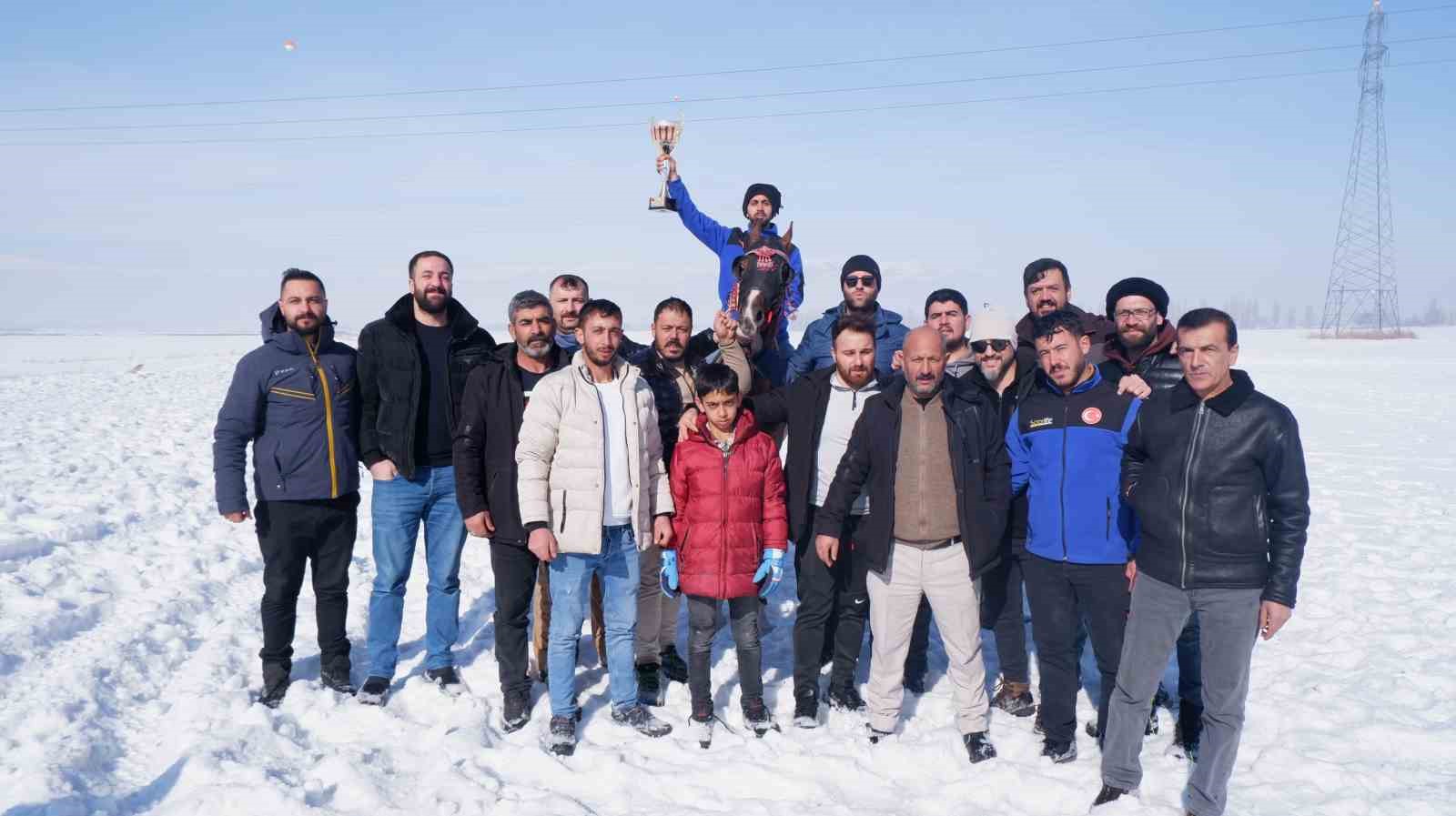 Kar üstündeki at yarışında yürekler ağza geldi