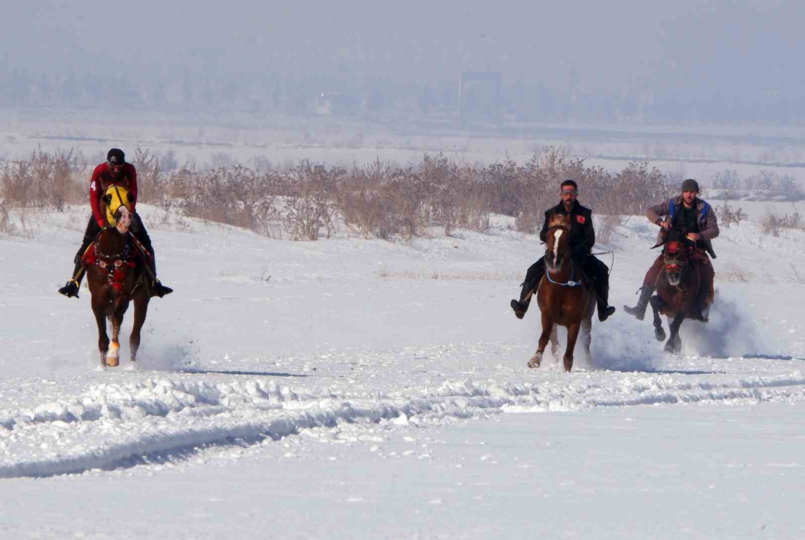 Kar üstündeki at yarışında yürekler ağza geldi