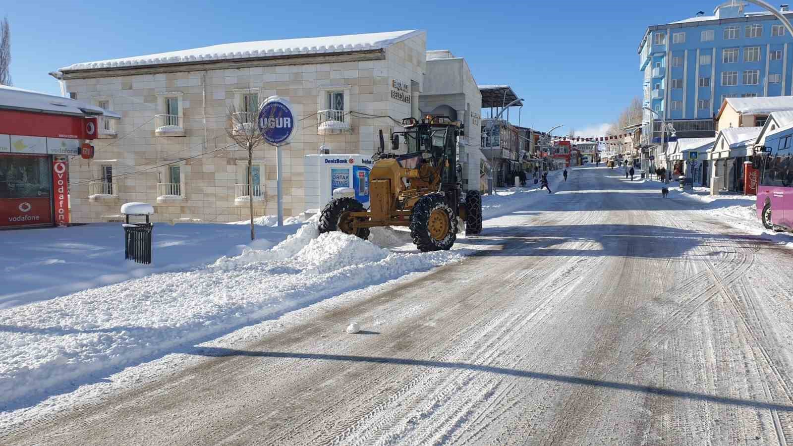 Başkale’de kar yağışı: 50 yerleşim yerinin yolu ulaşıma kapandı