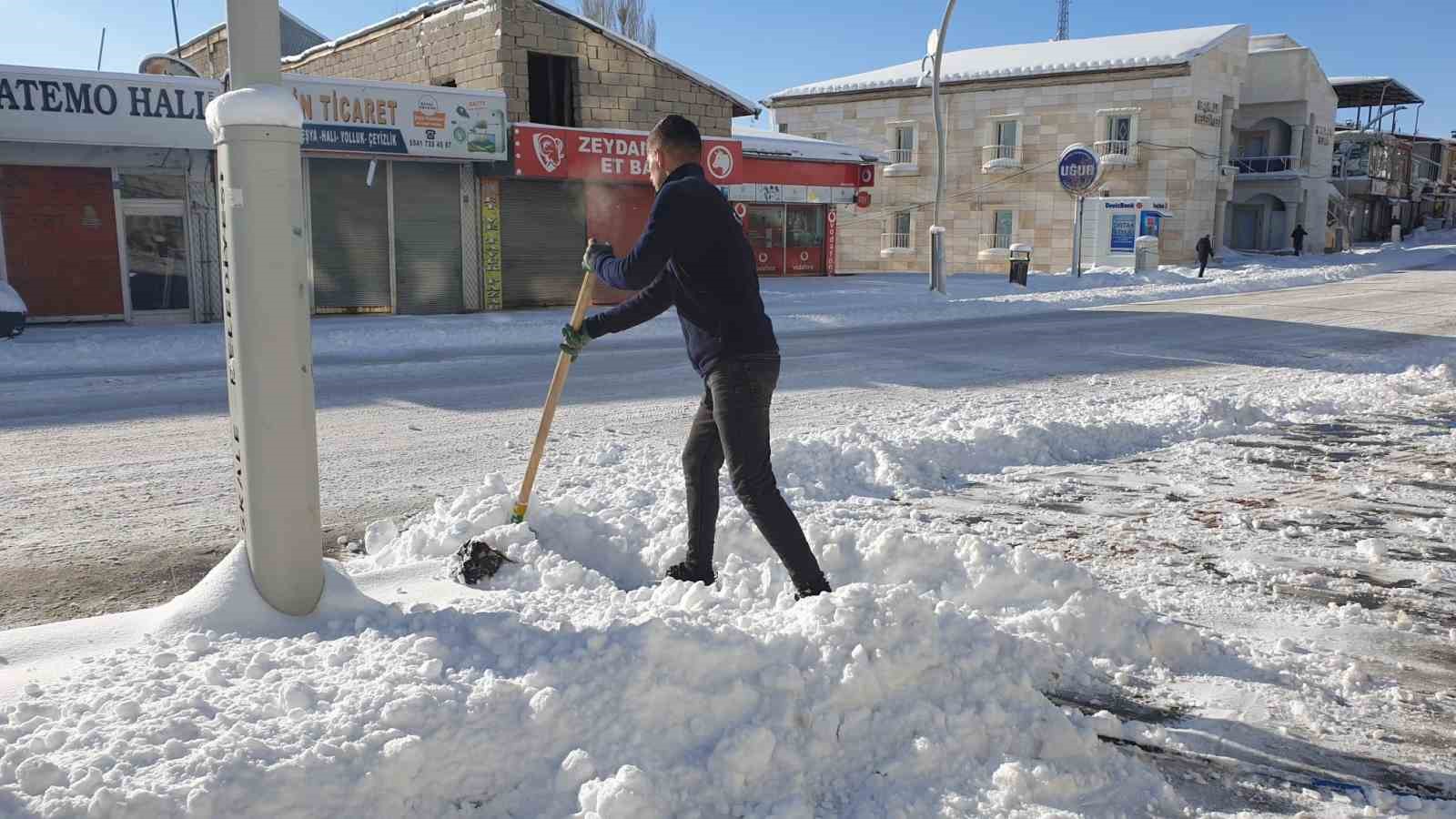 Başkale’de kar yağışı: 50 yerleşim yerinin yolu ulaşıma kapandı