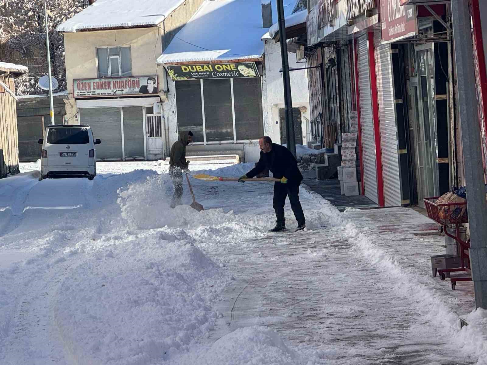 Başkale’de kar yağışı: 50 yerleşim yerinin yolu ulaşıma kapandı