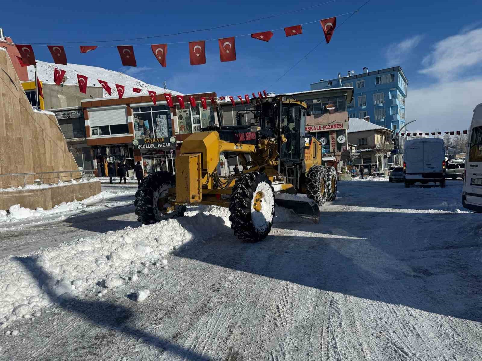 Başkale’de kar yağışı: 50 yerleşim yerinin yolu ulaşıma kapandı