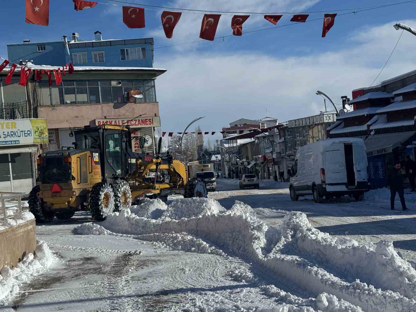 Başkale’de kar yağışı: 50 yerleşim yerinin yolu ulaşıma kapandı