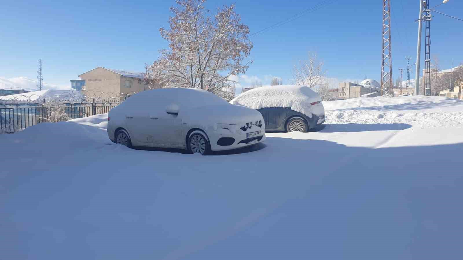 Başkale’de kar yağışı: 50 yerleşim yerinin yolu ulaşıma kapandı