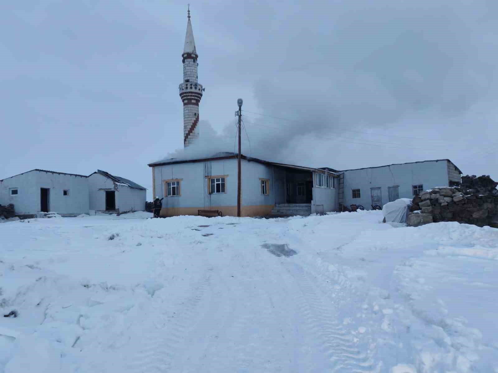 Çaldıran’da cami yangını