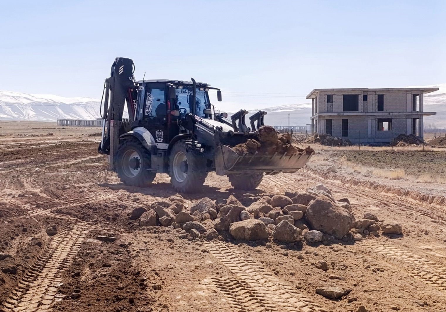 Van Büyükşehir Belediyesinin yollarda bakım ve onarım çalışmaları sürüyor