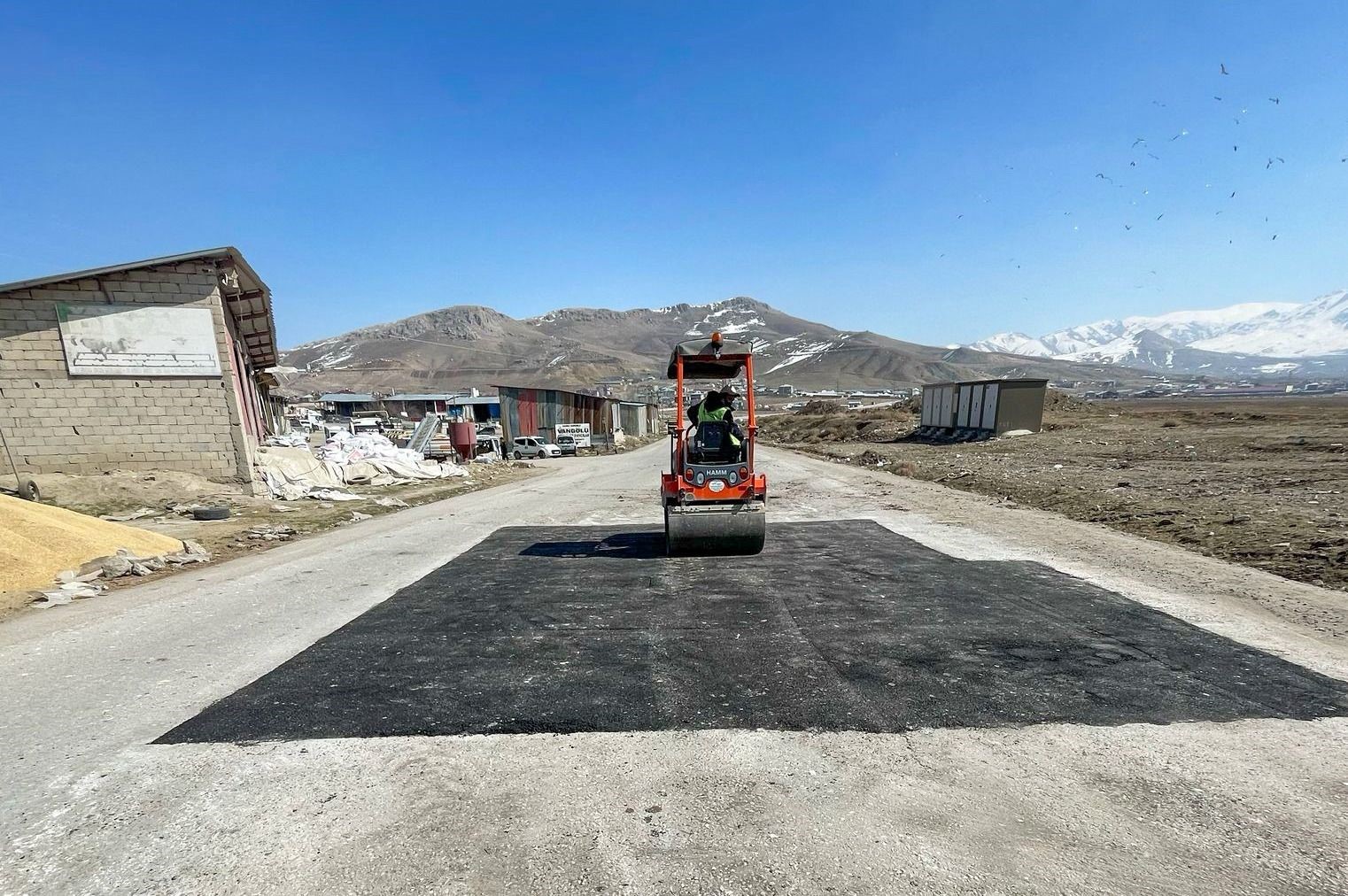 Van Büyükşehir Belediyesinin yollarda bakım ve onarım çalışmaları sürüyor