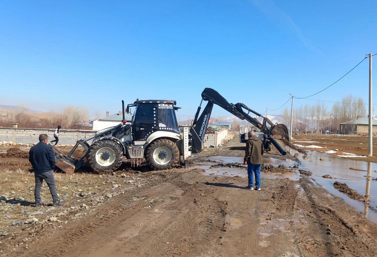 Van Büyükşehir Belediyesinin yollarda bakım ve onarım çalışmaları sürüyor