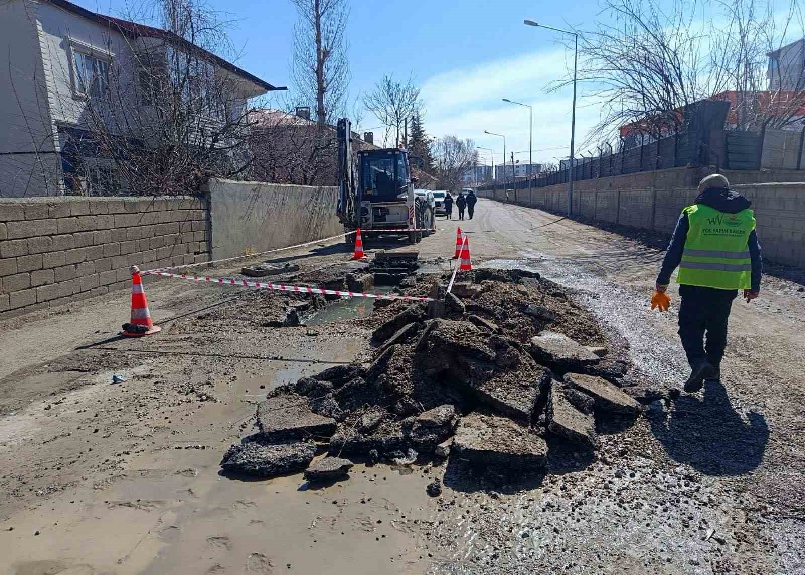 Van’da hem altyapı hem de karla mücadele çalışması devam ediyor