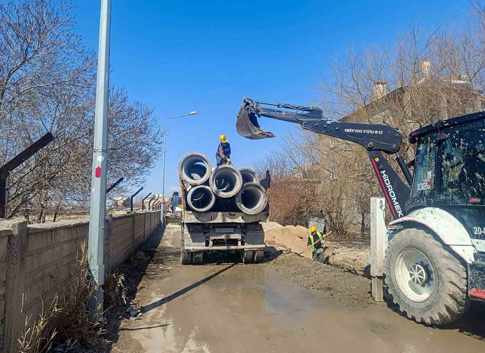 Van’da hem altyapı hem de karla mücadele çalışması devam ediyor