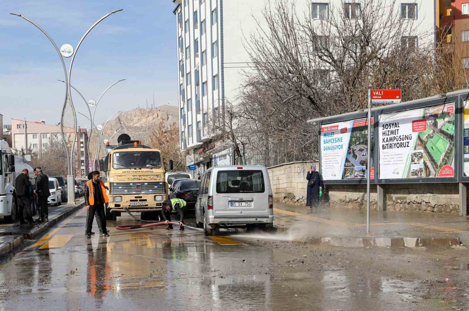 Van Büyükşehir Belediyesi kent genelinde temizlik çalışması başlattı