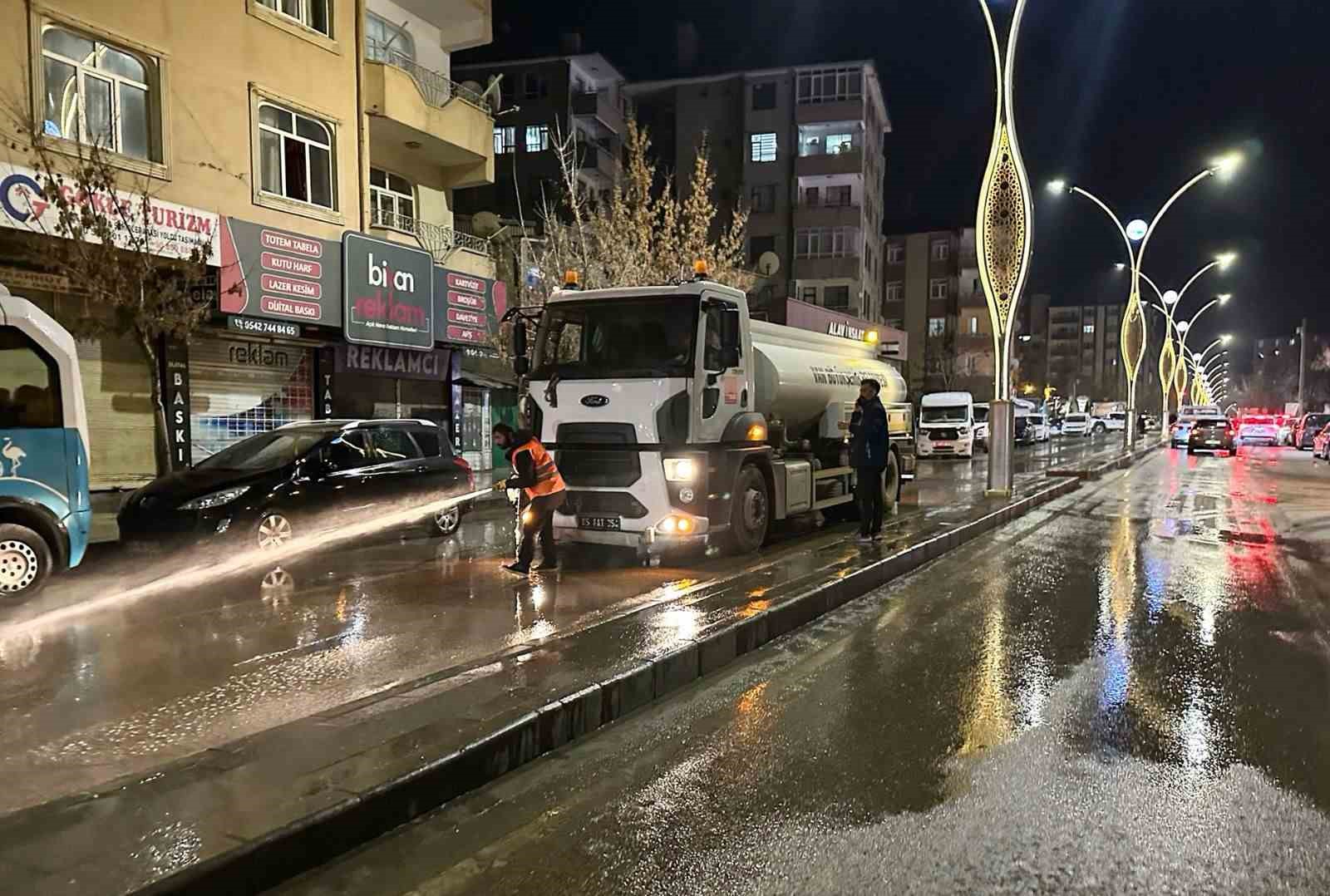 Van Büyükşehir Belediyesi kent genelinde temizlik çalışması başlattı