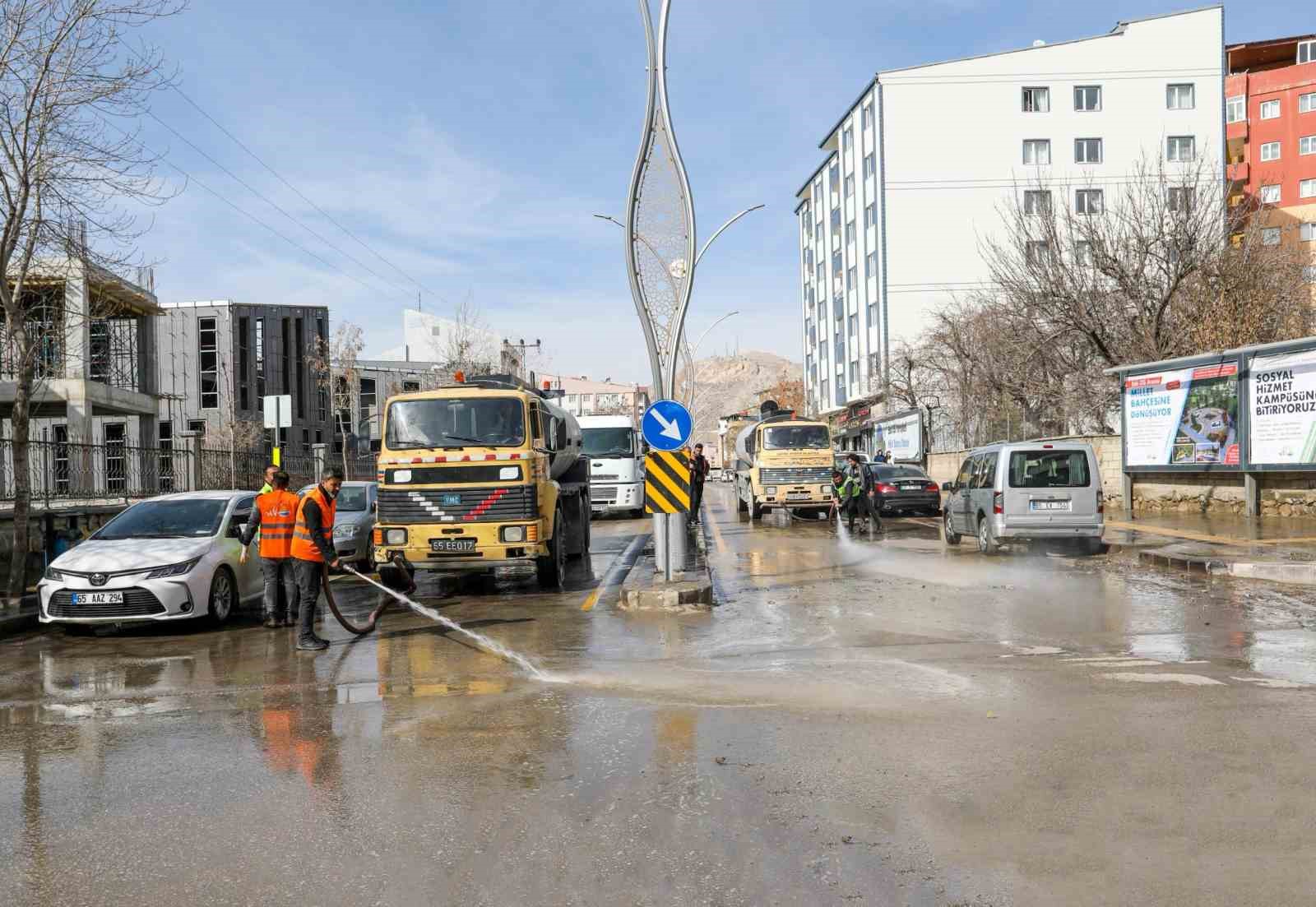 Van Büyükşehir Belediyesi kent genelinde temizlik çalışması başlattı