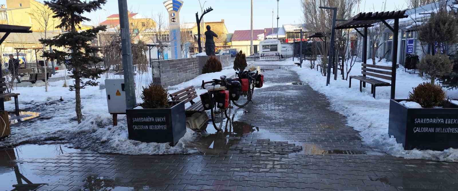 Bisikletle dünya turuna çıkan Fransız çift Çaldıran’a ulaştı