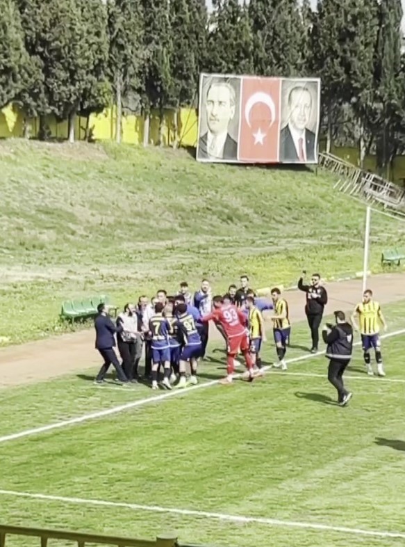 Amatör maçta futbolcular basın mensuplarına saldırdı