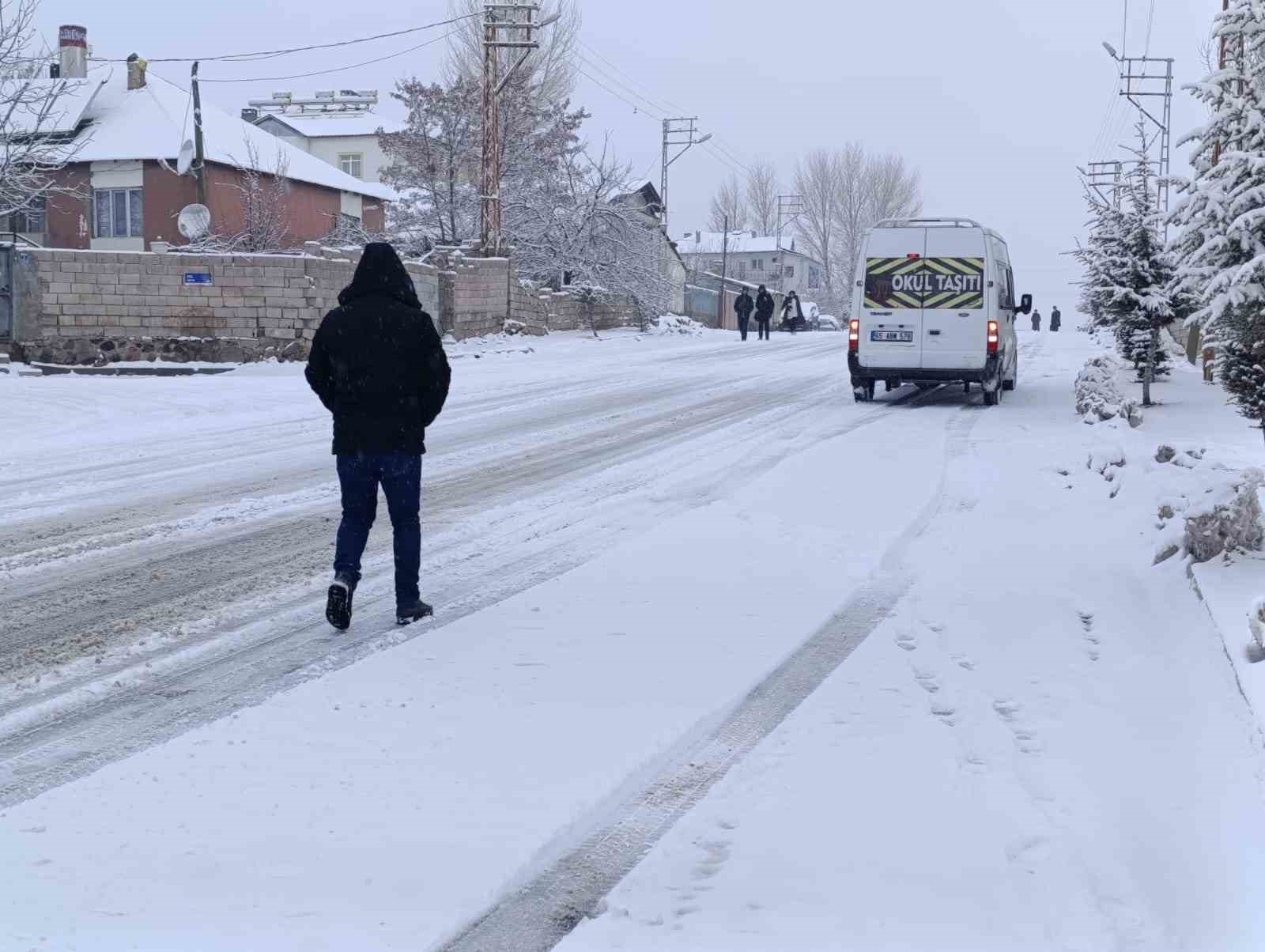 Muradiye beyaza büründü