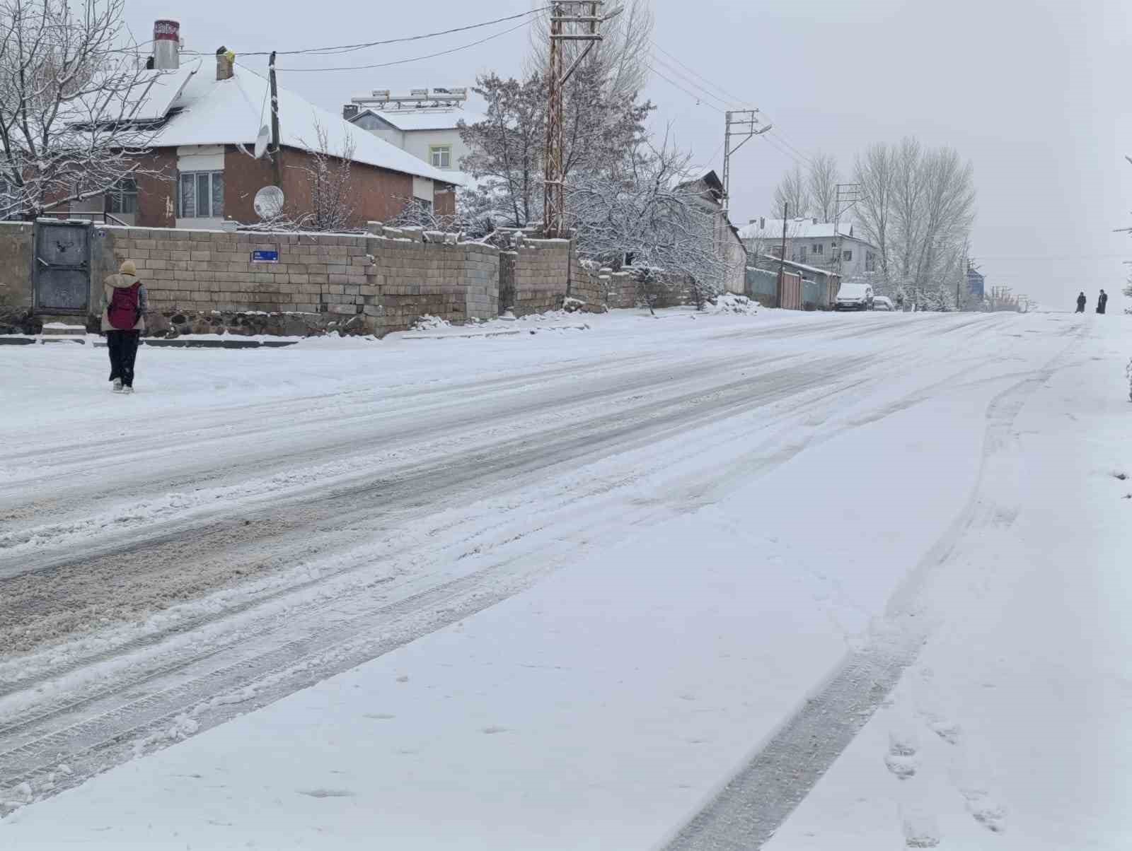 Muradiye beyaza büründü