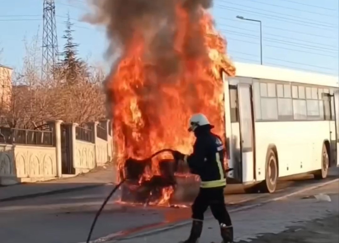 Van’da servis otobüsü alev alev yandı