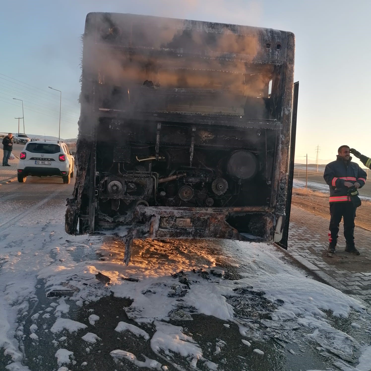 Van’da servis otobüsü alev alev yandı