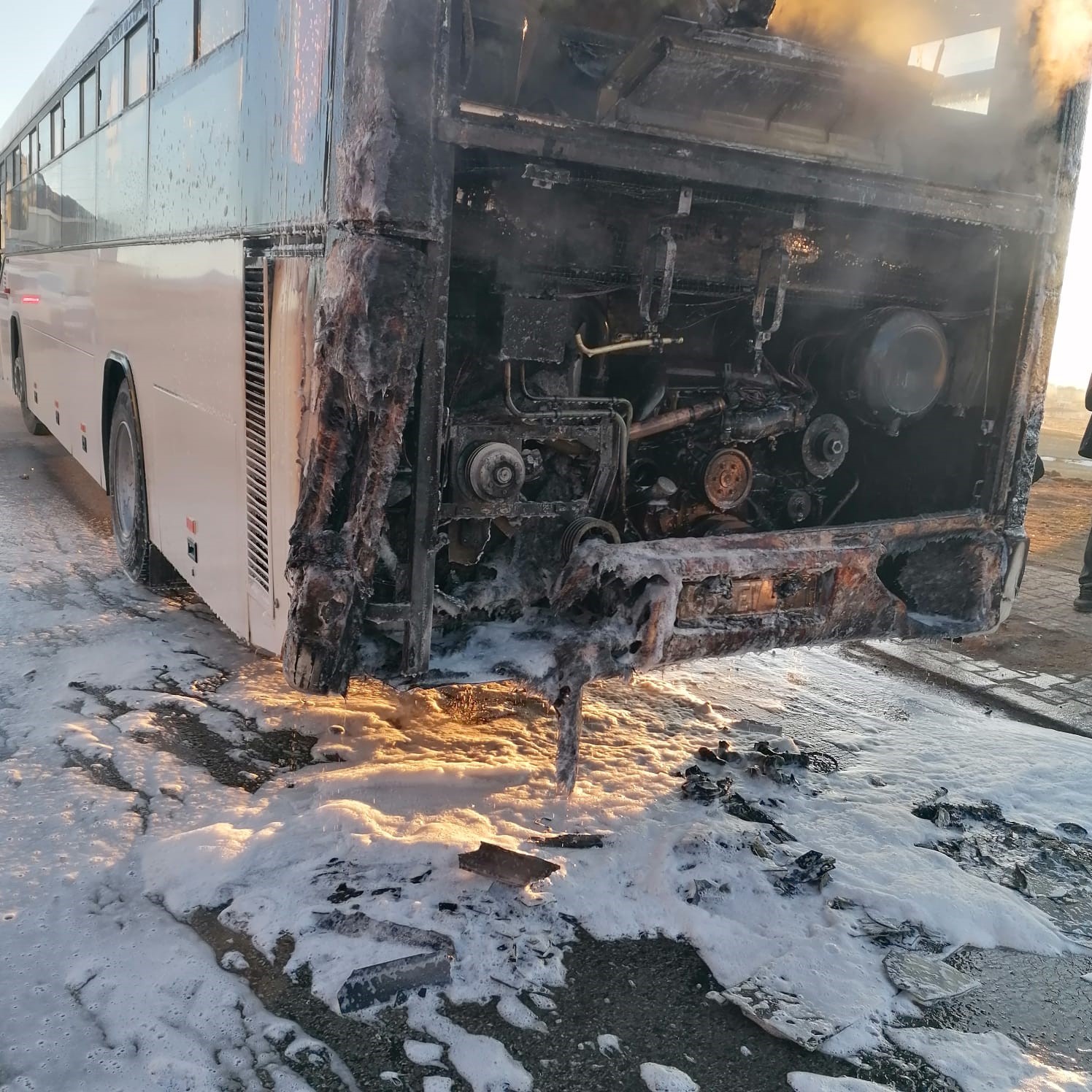 Van’da servis otobüsü alev alev yandı