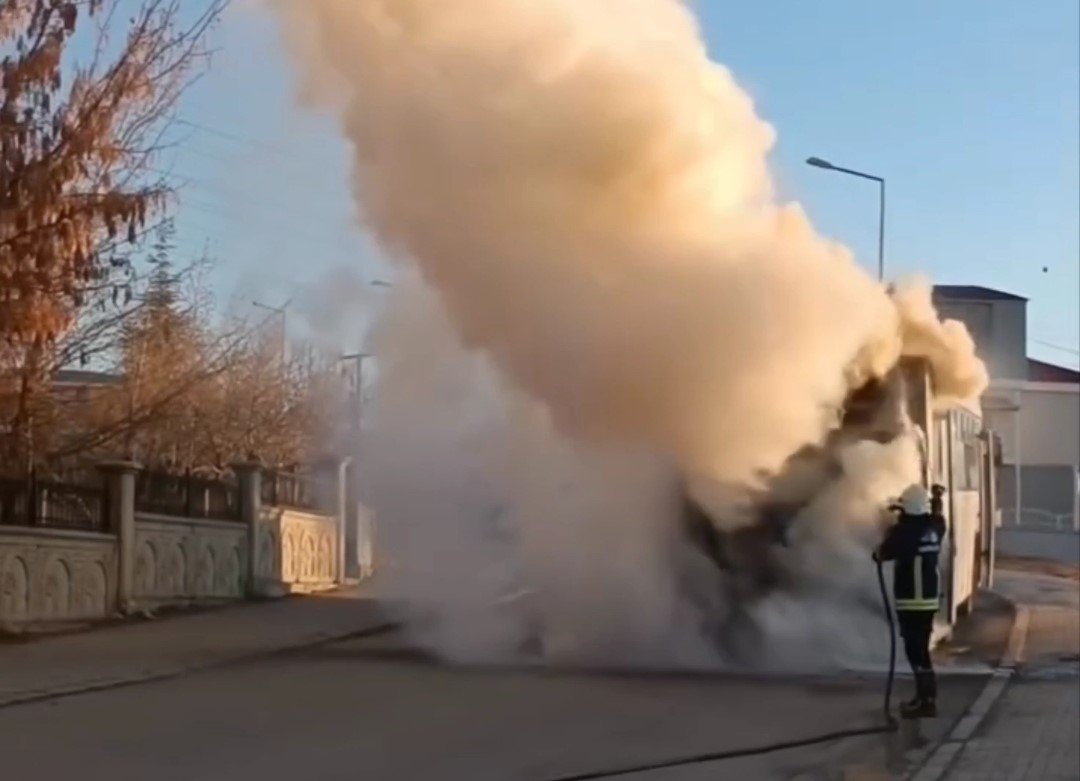 Van’da servis otobüsü alev alev yandı