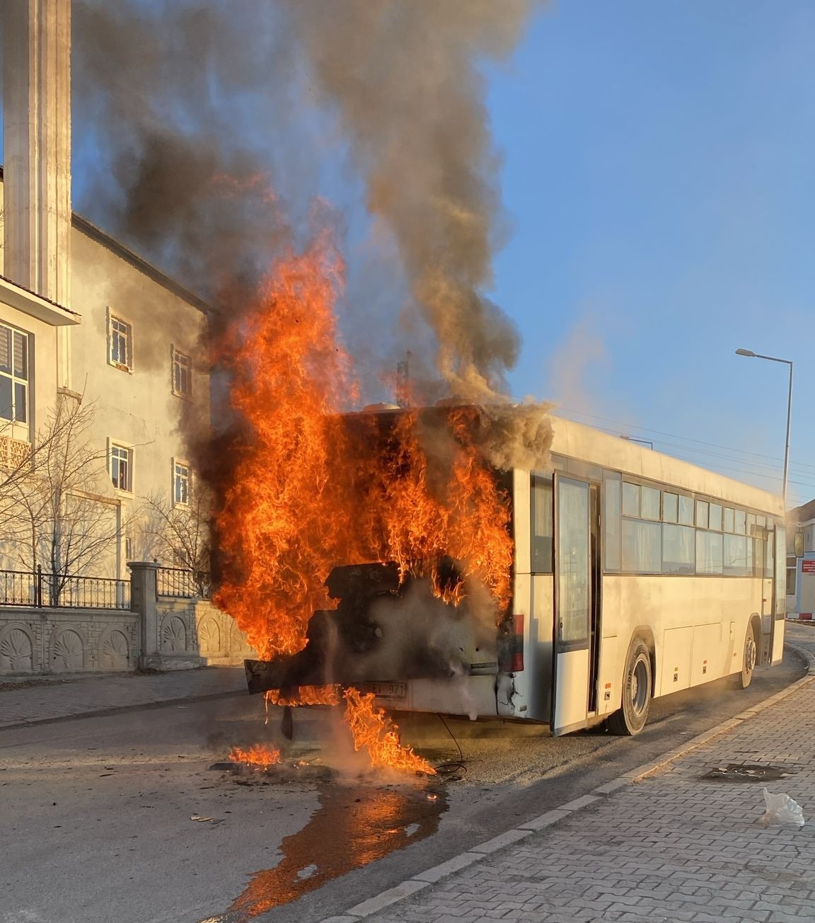 Van’da servis otobüsü alev alev yandı