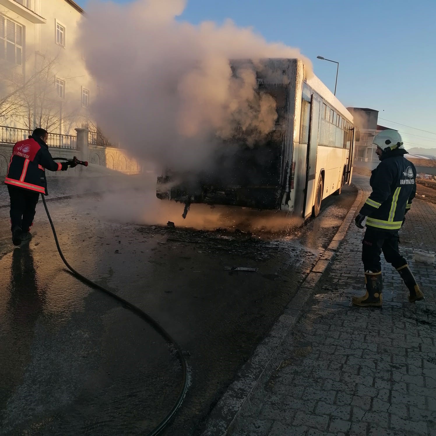 Van’da servis otobüsü alev alev yandı