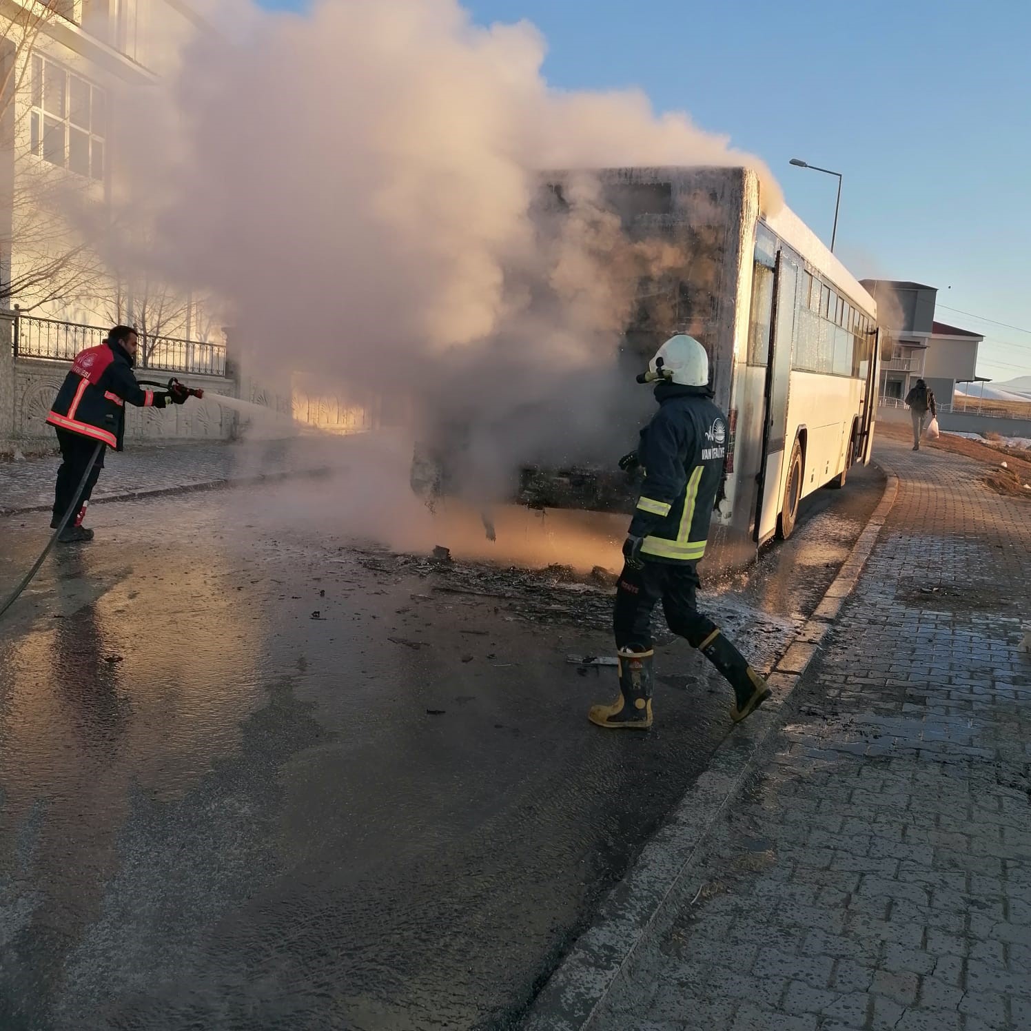 Van’da servis otobüsü alev alev yandı