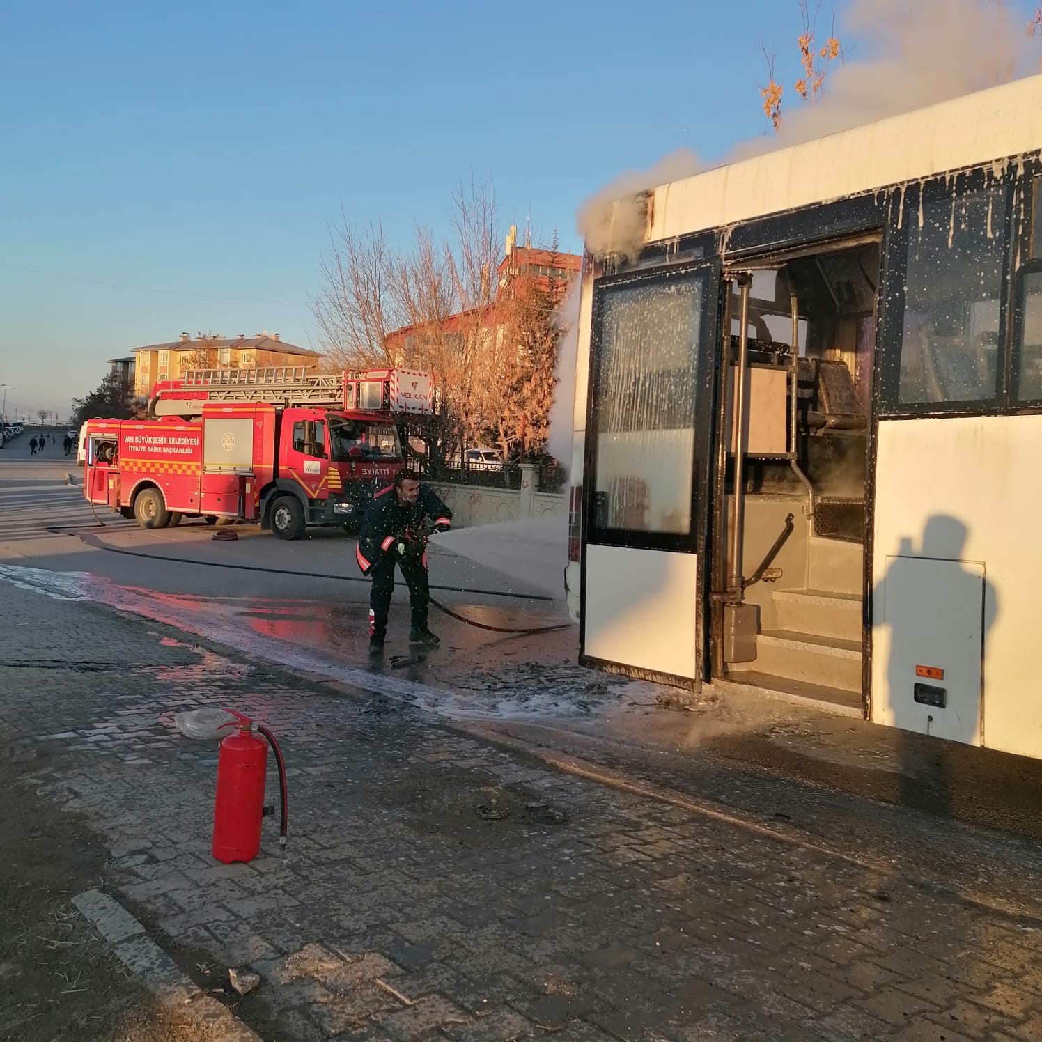 Van’da servis otobüsü alev alev yandı