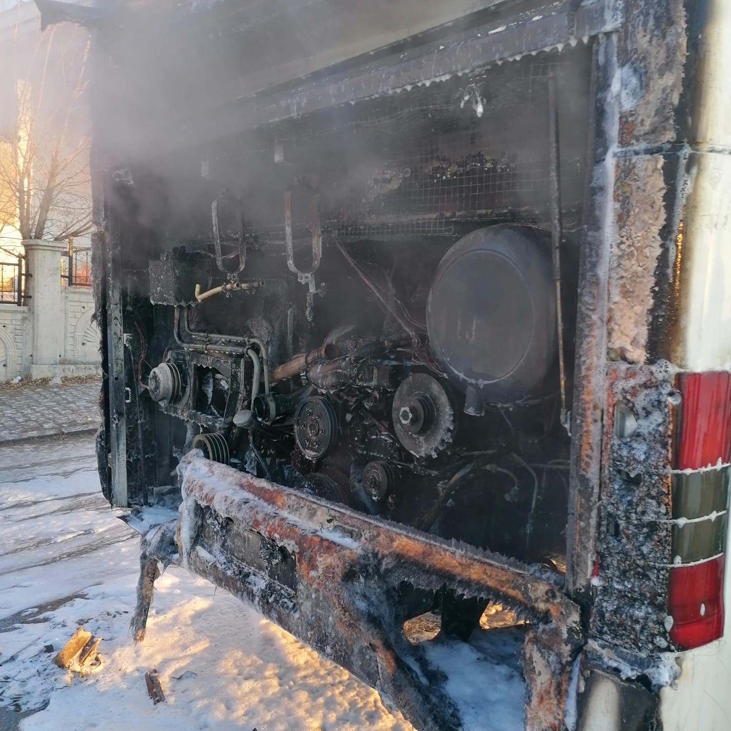 Van’da servis otobüsü alev alev yandı