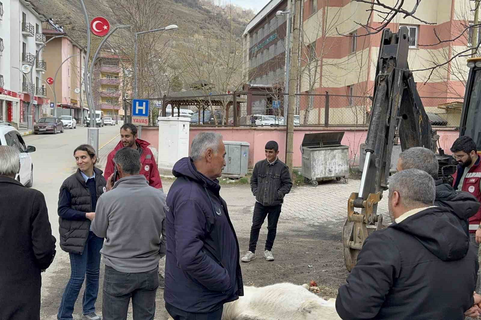 Açlık ve yorgunluktan yere yığılan katır hayata tutundu