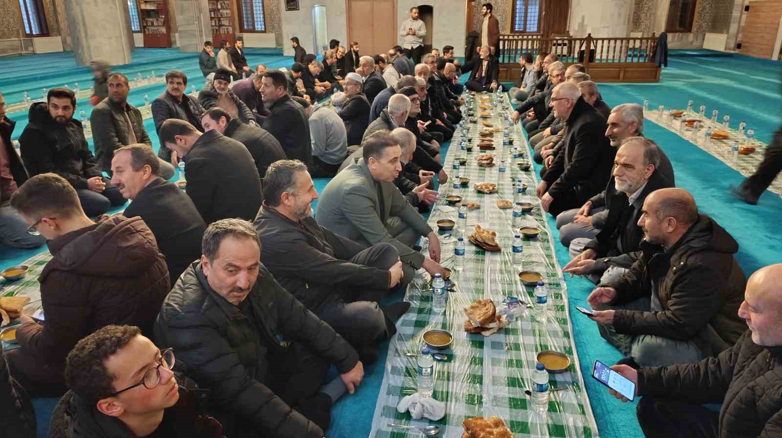 Van’da çorba, su ve ekmek sofrasında kardeşlik buluşması