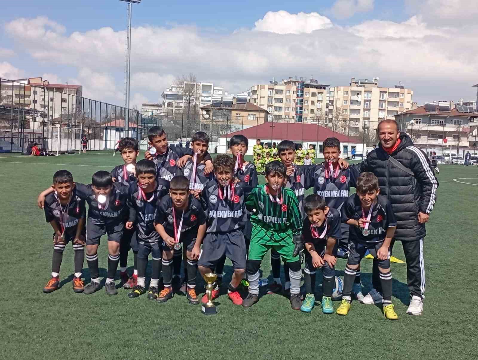 Özalp YİBO Futbol Takımı il ikincisi oldu