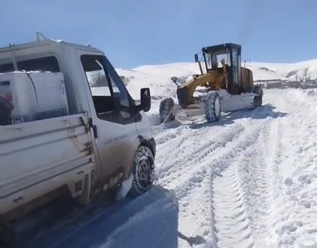 Van’ın Özalp ilçesinde yolda mahsur kalanlar ekipler tarafından kurtarıldı