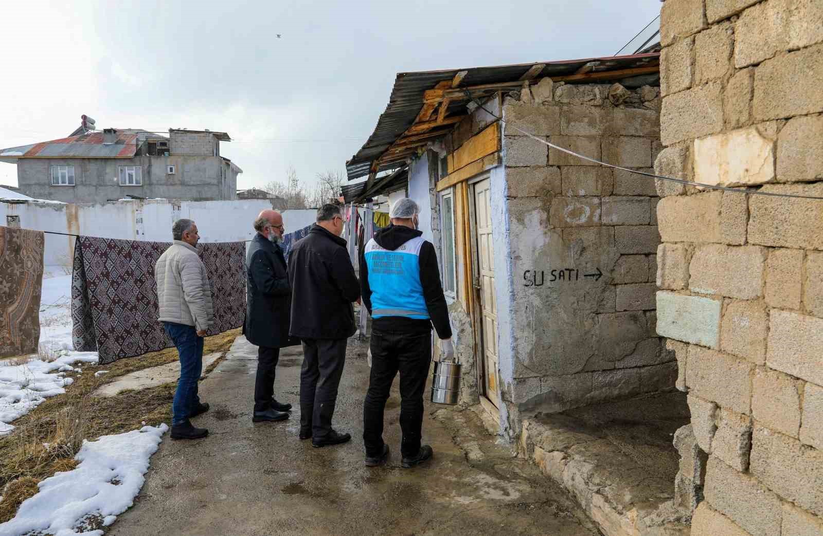 Van Büyükşehir Belediyesi aşevi ilk iftar yemeklerini dağıttı